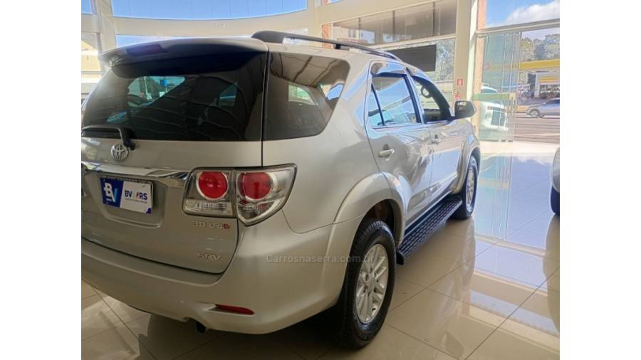 TOYOTA - HILUX SW4 - 2013/2013 - Prata - R$ 152.000,00