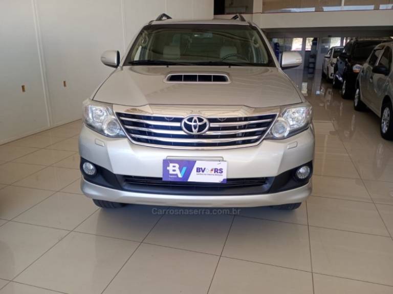 TOYOTA - HILUX SW4 - 2013/2013 - Prata - R$ 152.000,00