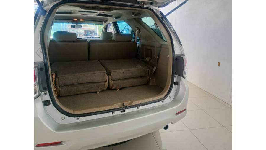 TOYOTA - HILUX SW4 - 2013/2013 - Prata - R$ 152.000,00
