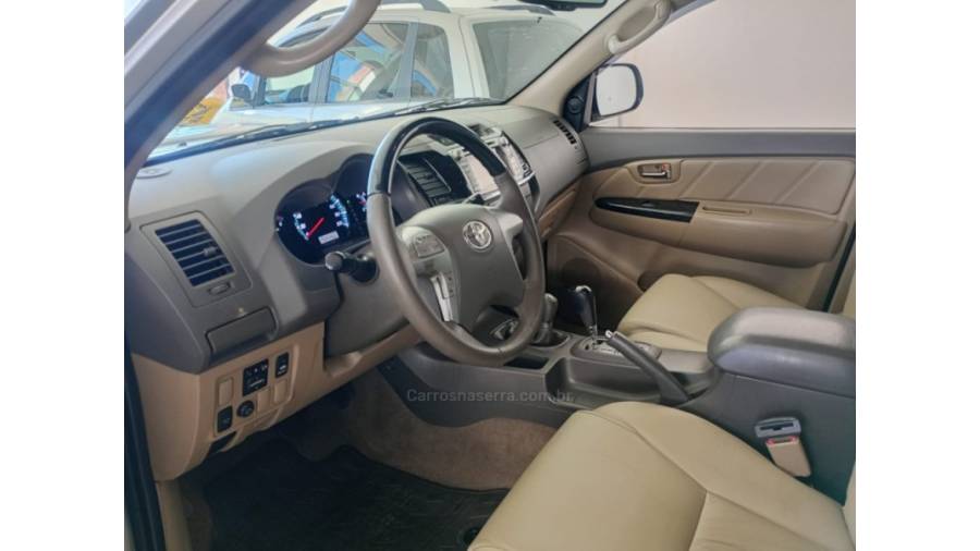 TOYOTA - HILUX SW4 - 2013/2013 - Prata - R$ 152.000,00