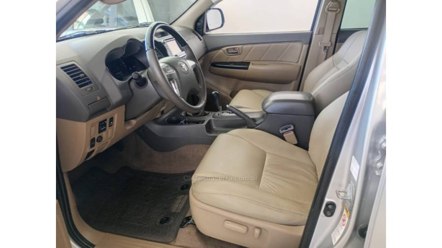 TOYOTA - HILUX SW4 - 2013/2013 - Prata - R$ 152.000,00