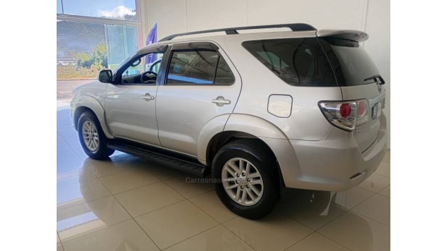 TOYOTA - HILUX SW4 - 2013/2013 - Prata - R$ 152.000,00